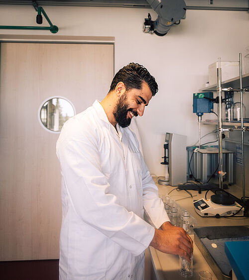 Studierender im Zentrum für Pharmaverfahrenstechnik