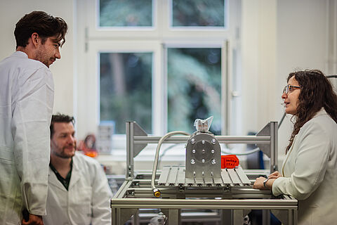 Professorin Simona Silvestri im Gespräch mit Kollegen.