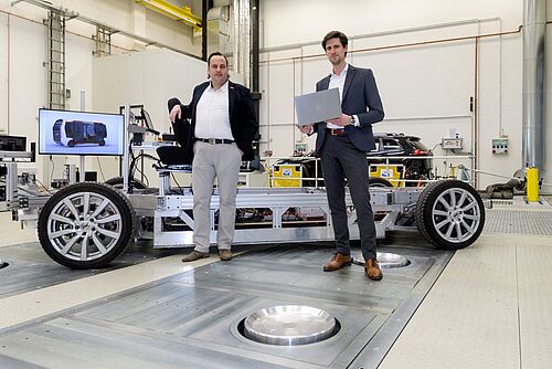 Prof. Henze (links) udn Adrian Sonka (rechts) vor einem autonomen Fahrzeug-Modul im NFF-Technikum.