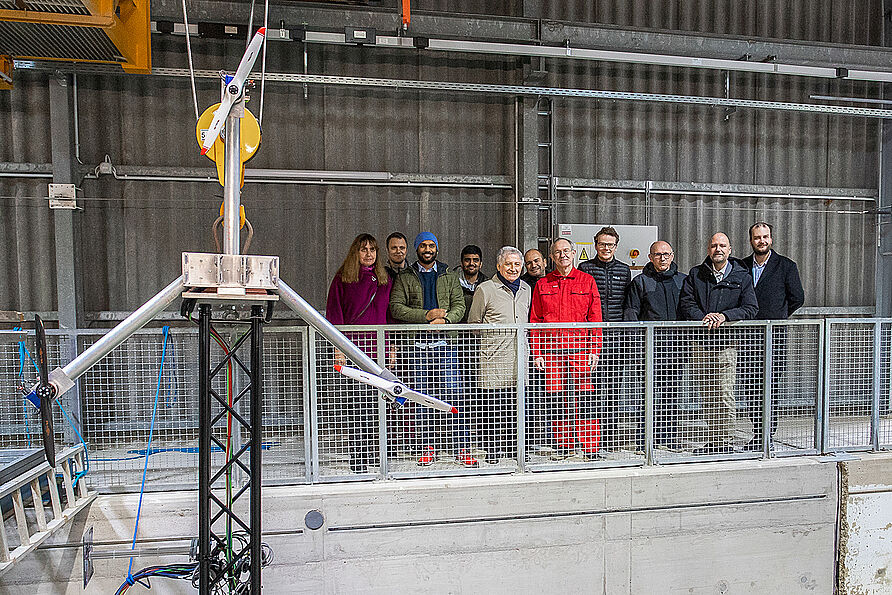 Beim Experiment im Großen Wellenströmungskanal in Hannover waren Vertreter*innen aller Forschungspartner aus Deutschland, Polen und der Türkei dabei.