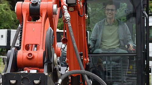 Studierender im Traktor