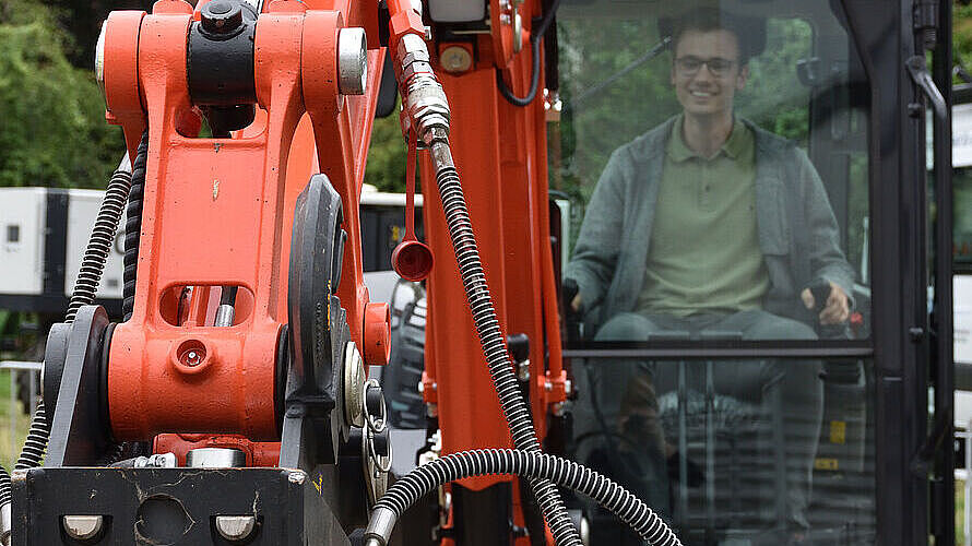 Studierender im Traktor