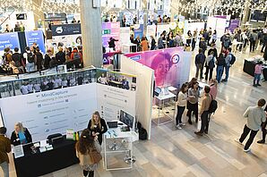 Besucher*innen und Ausstellende des BCF Career Events 2022 in Gent, Belgien.