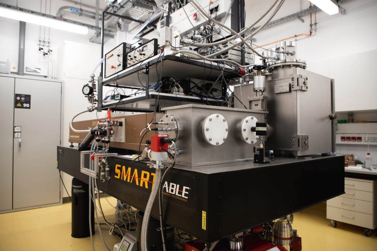 Das Labor des Terahertz-Mikroskops mit seinen Vakuum-, Laser-, Hochfrequenz- und diversen anderen Systemen