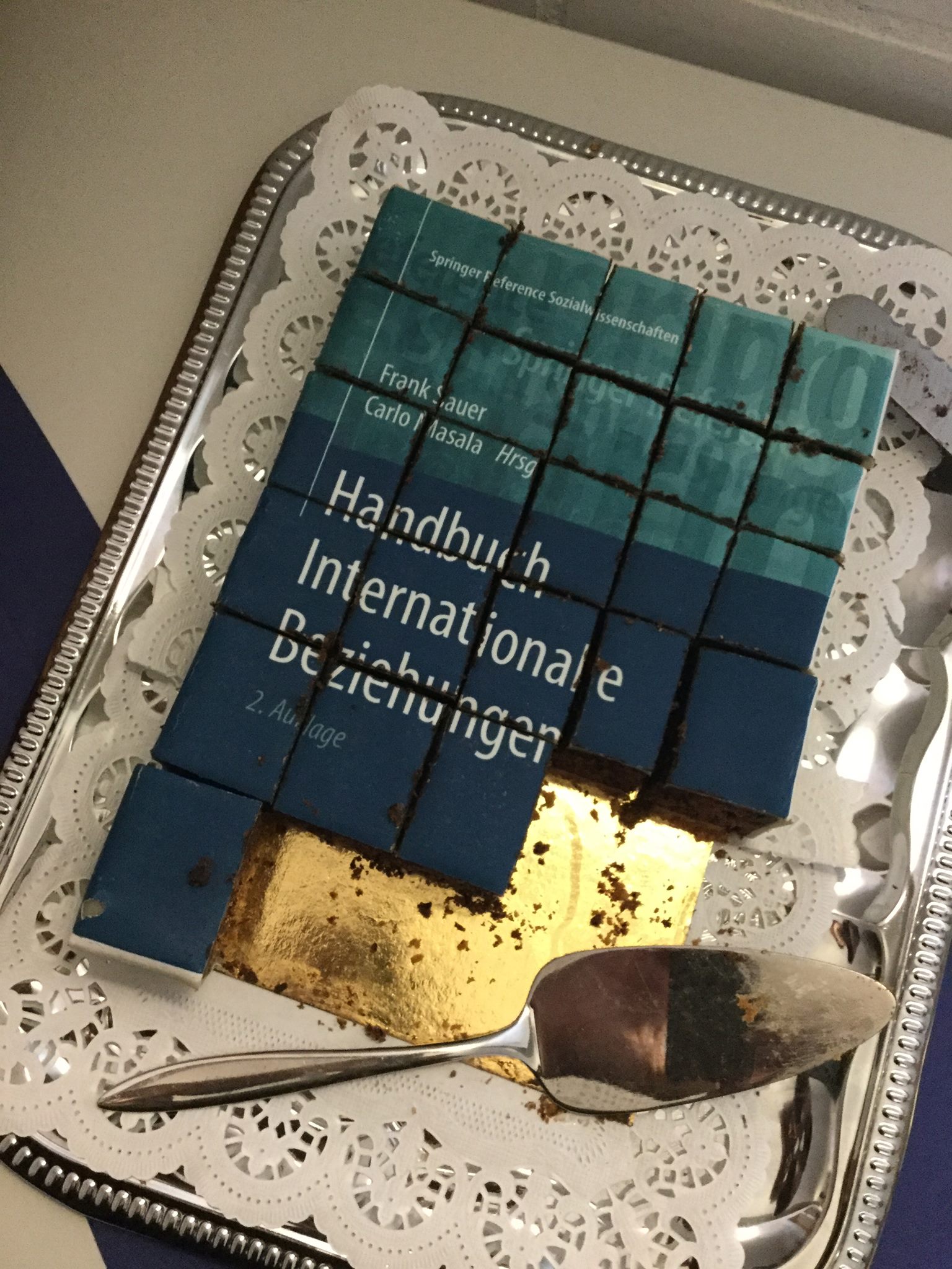 Ein Kuchen in Form des IB-Handbuches