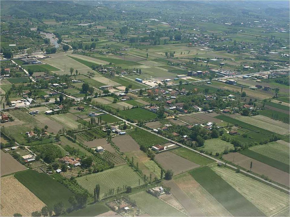 Dicht besiedeltes Schwemmland nördlich Tirana. 