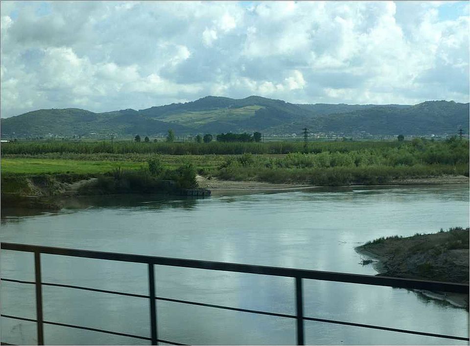 Der Fluss Vjosë ca. 15 km vor seiner Mündung in die Adria. Der Fluss entspringt in Nordgriechenland
