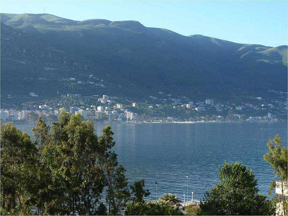 Bucht von Vlorë. In Vlorë wurde 1912 das unabhängige Albanien proklamiert