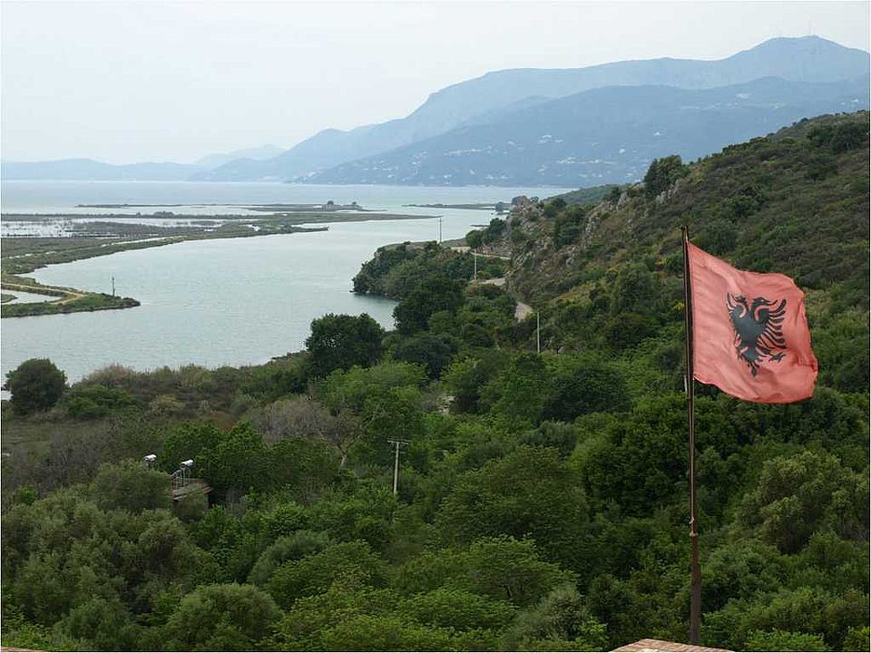 Blick von der Festung in Butrint (Buthrotum)  auf den Vivar-Kanal und das Ionische Meer