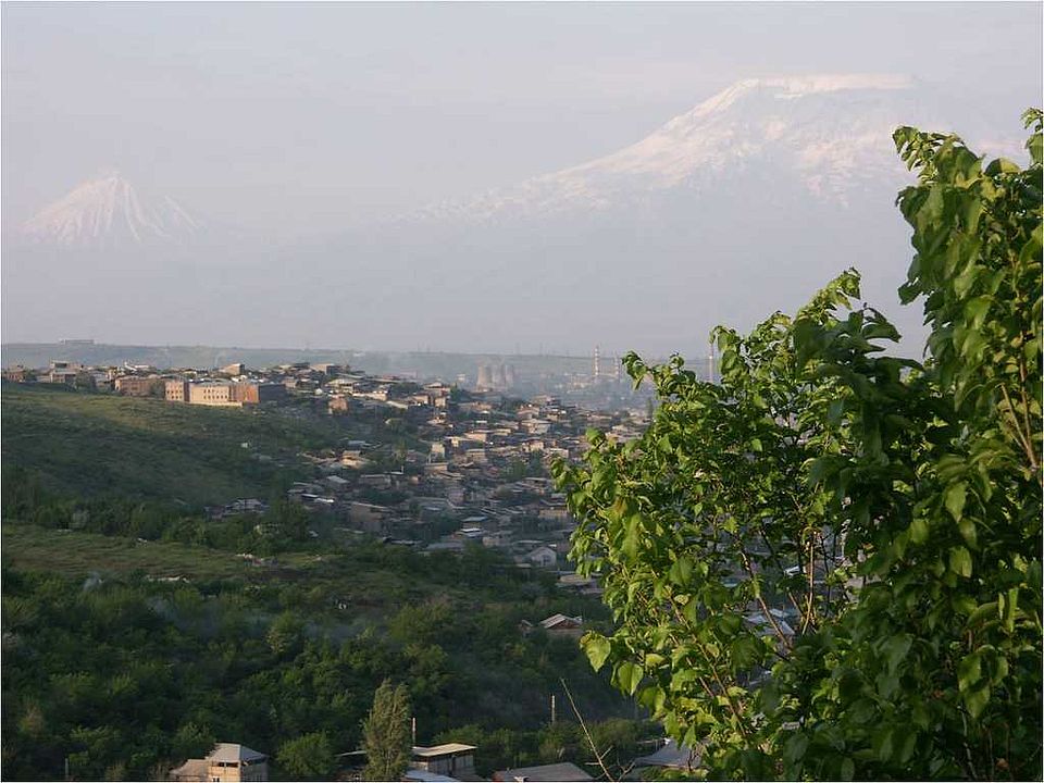 Blick über den östlichen Stadtrand von Jerevan auf den großen Ararat (5.165m) und den Kleinen Ararat (3.925m)