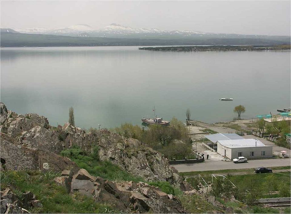 Sevan-See (ca. 1.99m ü. NN): durch übermäßige Wasserentnahme sank der Seespiegel in der Sowjetzeit um ca. 19m