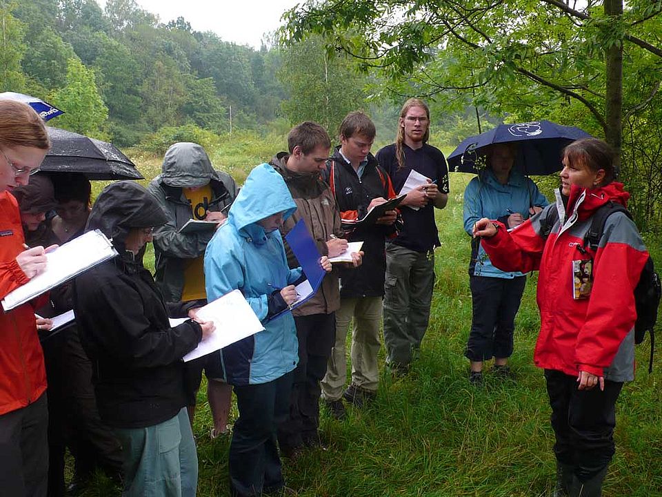 Okersteinfeld bei Vienenburg Dr. Evers beim Seminar im Regen