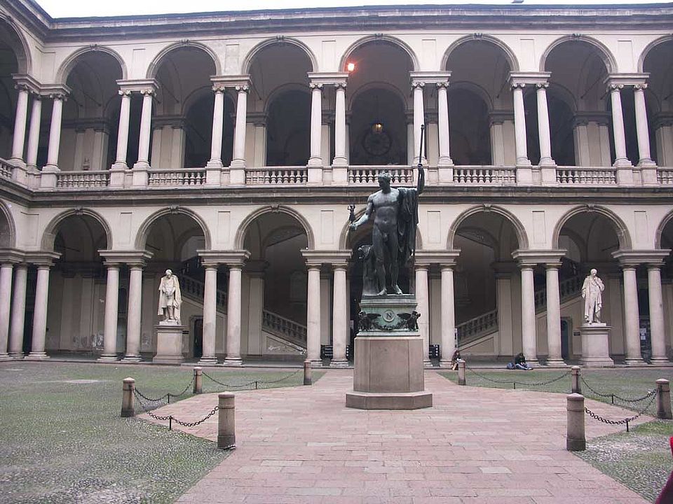 Palazzo di Brera: der Zugang zum Garten erfolgt über den Innenhof ( Napoleon-Statue von Caneva)