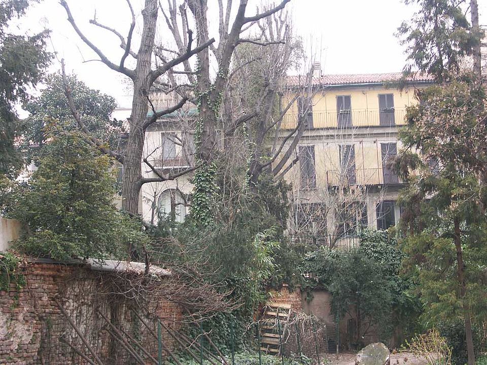 Blick über die Mauer auf Privatgärten in der Innenstadt (!!) Mailands