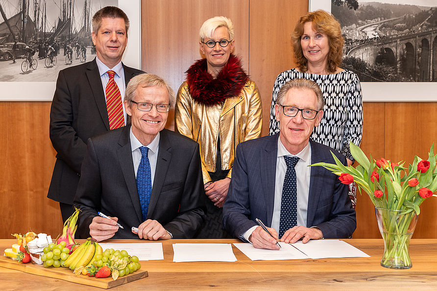 Prof. Dr. Rolf Radespiel und Prof. Dr. Henri G. C. Werij unterzeichnen den Kooperationsvertrag