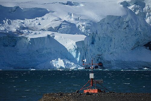 Eisberg am Wasser, im Vordergrund Wetterstation