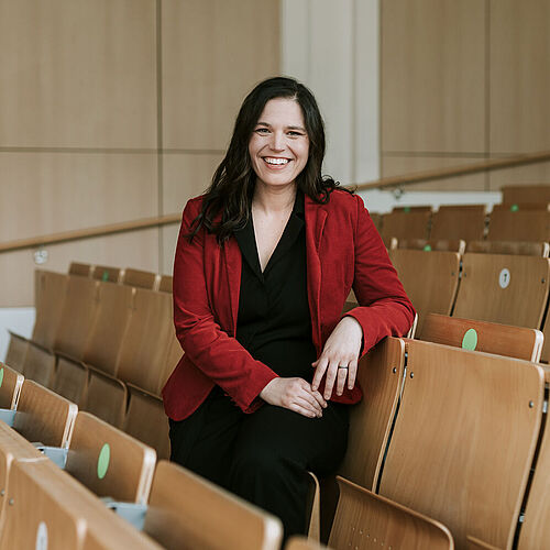 Dr. Nicole Holzhauser