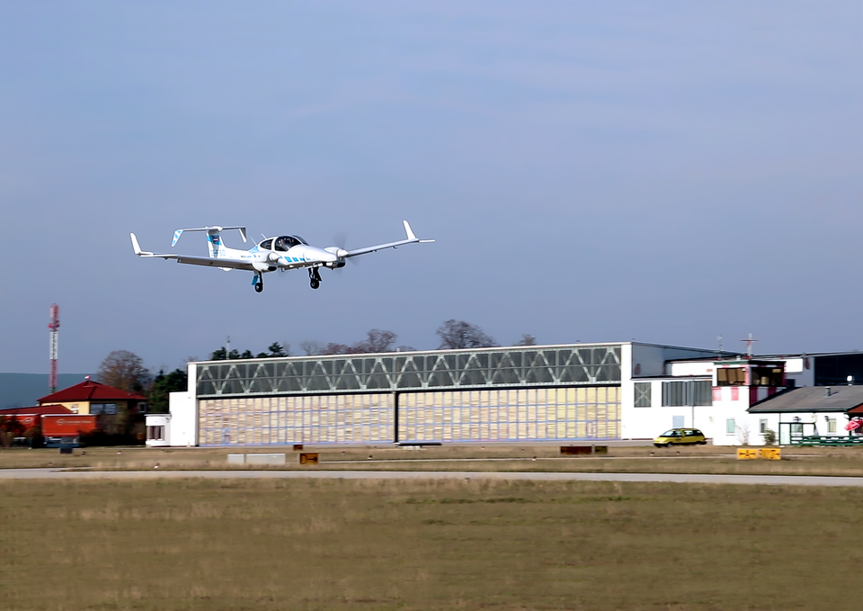 Fly-by-Wire Forschungsflugzeug DA42 der TU München bei einer automatischen Landung in Wiener Neustadt