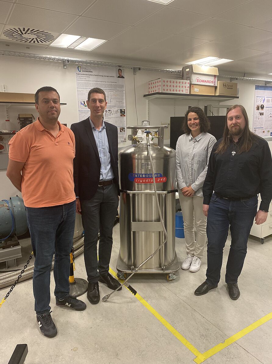 Prof. Michael Terörde (second from left), Johanna Anspach (second from right), Philip Senkpiel (right) and our lab guide from the University of Strathclyde in the superconductivity lab.
