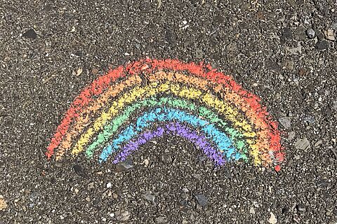 Kreide-Regenbogen auf der Straße