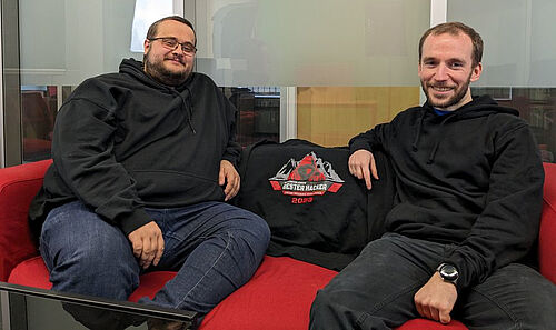 Tobias & Jannik posing with a Deutschlands Bester Hacker Hoodie
