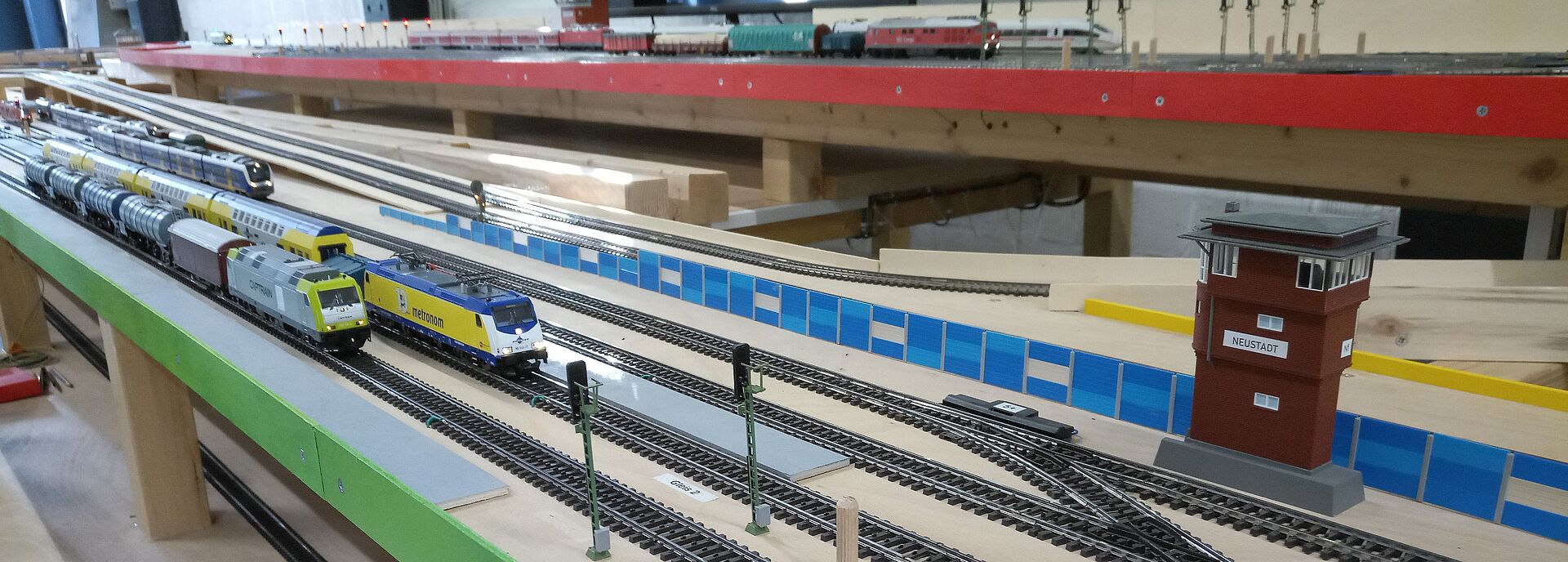 Modellzüge am Bahnhof Neustadt der ELA vom IVE